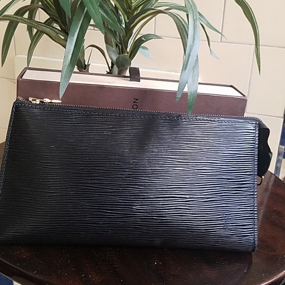 Louis Vuitton Handbags - Authentic Louis Vuitton cosmetic episode bag